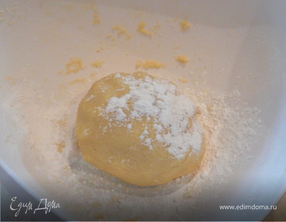 Замесить тесто, сформировать шарик и охладить 30 минут в холодильнике.