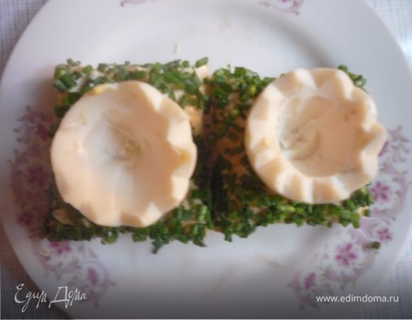 Собираем наших цыплят. В центр квадратика ставим белок, внутрь кладем начинку, вставляем глазки, клюв и гребешок. Гребешок и клюв: ножом отрезаем тонкую полоску перца толщиной около 1 мм, дальше ножницами вырезаем гребешок и клюв. Глазки лучше вырезать из маслин, (у меня были горошинки черного перца - это хуже).