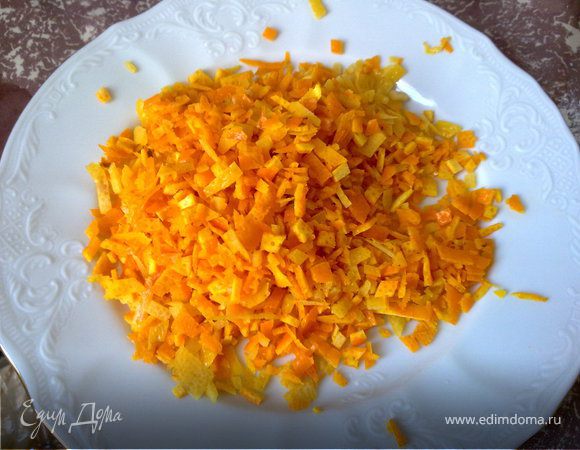 С апельсинов и лимона снимаем цедру.