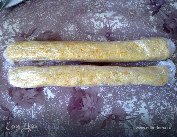 Взбиваем размягченное масло с сахаром.  Добавляем яйцо,перемешиваем, добавляем муку,просеянную с разрыхлителем и солью, овсяные хлопья и цедру. Перемешиваем,но не долго, чтобы только жидкость соединилась с мукой. Укладываем на пленку и закатываем в колбаску, которую убираем в морозилку - минут на 30, чтоб хорошо промерзла.