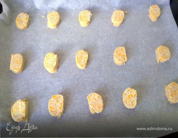 Выкладываем на противень смазанный маслом или на пекарскую бумагу на приличном расстоянии друг от друга. И в разогретую до 190 духовку минут на 8-10 минут,пока края не зарумянятся! 