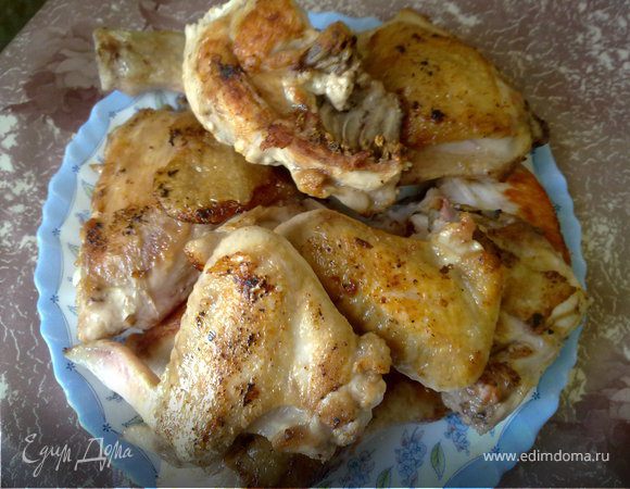 Курицу разрезать на 8-10 чаcтей, обсушить куски салфеткой, посолить и поперчить. Oбжарить  на сливочном  масле в кастрюле с толстым дном. Вынуть, отложить.