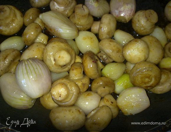 В той же кастрюле на остатках жира подрумянить целые шамопиньоны и лук-шалот.