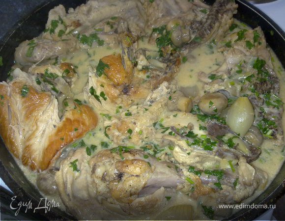 Влить вино,  сложить в кастрюлю куски курицы , накрыть крышкой и тушить на медленном огне 40 мин.. Добавить сливки, перемешать.  Проверить  на соль и перец. Подавать фрикассе очень горячим, посыпав мелко рубленной петрушкой. К нему - свежий белый хлеб.