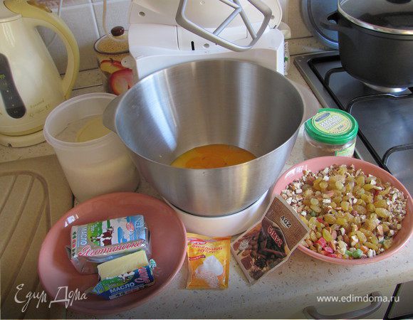 Приготовьте опару: сливки немного разогрейте (можно 1 мин. в СВЧ или же на плите), положите дрожжи, 1 ст.ложку сахара и половину всего количества муки. Поставьте опару в теплое место.