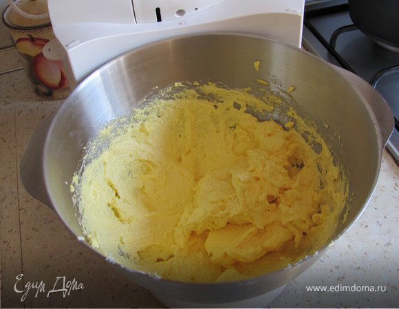 Желтки разотрите с сахаром и размягченным сливочным маслом до состояния гладкой смеси.