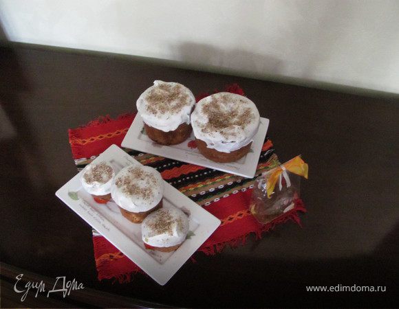 Готовые куличи вынимаем из форм, остужаем, покрываем глазурью (для ее приготовления взбиваем белки с сахарной пудрой и лимонным соком до мягких пиков)и украшаем орехами, цукатами, тертым шоколадом - у кого к чему душа больше лежит:)
Приятного аппетита!
Христос Воскресе!