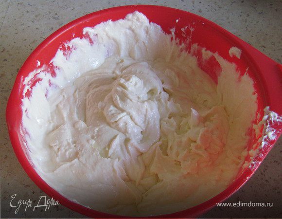 Творог протереть через сито или взбить погружным блендером (я обычно использую блендер) и добавить ванильный сахар (или экстракт).