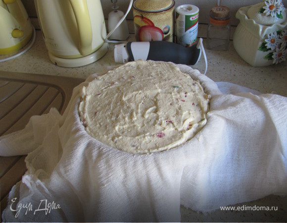 Смешать все ингредиенты воедино.
В форму (я вот, к сожалению, никак не могу обзавестись специальной формой для такой пасхи..., поэтому использую дуршлаг) положить марлю в 2-3 слоя и переложить туда нашу творожную массу.
Сверху - груз и отправляем в холодильник на ночь.

