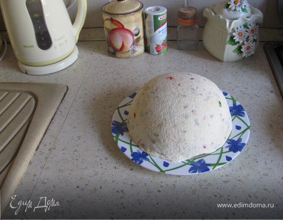 А утром - вынимаем из холодильника, переворачиваем на блюдо, можно украсить по своему желанию (иногда я покрываю ее шоколадной глазурью) и начинаем праздновать Пасху!