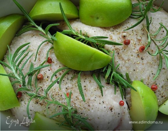 Яблоки и айву порезать дольками. Положить на грудки или нафаршировать утку.