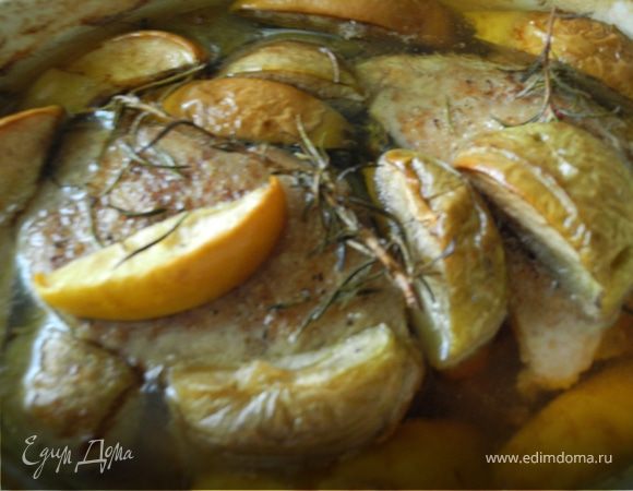 Поставить форму в духовку на 30-40 мин для грудок и на 1,5-2 часа (в зависимости от веса) для утки.
Аромат будет сногсшибательный - розмарин и яблоки с айвой+утка - это что-то!
