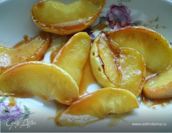 Пока готовится утка, займемся яблоками. Растопим сливочное масло на сковороде, добавим мед. На сильном огне обжарим в этой глазури яблоки. Когда яблоки будут почти готовы - плеснем немного коньяка, выпарим, - один вариант готов.
Второй вариант еще проще - на сковороду плеснем бальзамический уксус и потушим в нем дольки яблок. Сверху немного присыпать свежемолотым черным перцем. Готово! 