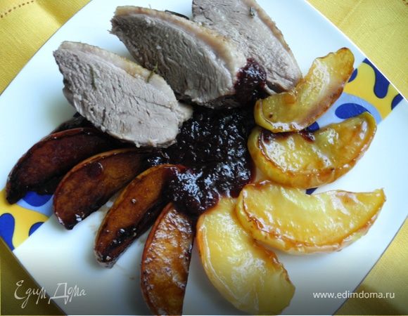 Подавать утку с глазированными яблоками и брусничным соусом. Любителям смешения вкусов посвящается!