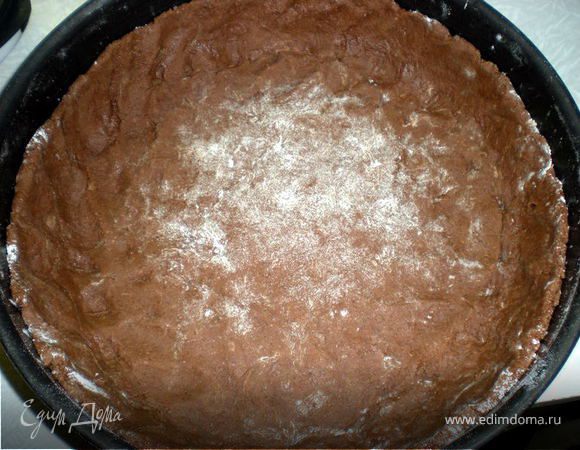 маргарин растереть с сахаром, потом все остальные ингредиенты для теста по очереди перемешать.Замесить тесто,оно должно получиться мягкое и пластичное.
Небольшую часть теста отложить для оформления, а основную часть теста выложить в форму.