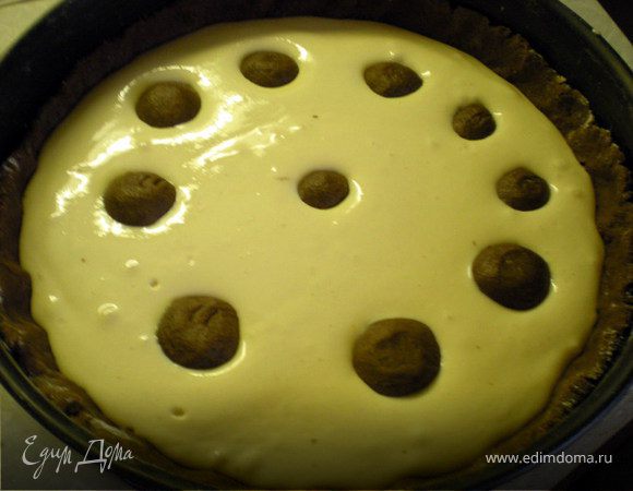 В оставшееся тесто добавить пару ложек молотого кофе (кто не любит кофейный аромат,может не добавлять кофе)Вмесить его в тесто и накатать шарики.Затем утопить их в начинке.