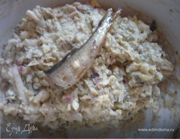 6 рыбок оставляем для украшения. Если рыбки крупноваты, то укорачиваем на треть, оставляя часть с хвостиком. Оставшуюся рыбу разминаем вилкой. Мелко шинкуем огурчики, маслинки, яйца и мелкую салатную луковичку. Если используете обычный лук, то лучше его замариновать. Добавляем 2 ст.л. плавленного сыра "Viola с укропом", и перемешиваем. 
Если хочется более спокойного вкуса, то используем тунец в масле или сайру, шпроты в салате - еда на любителя...
