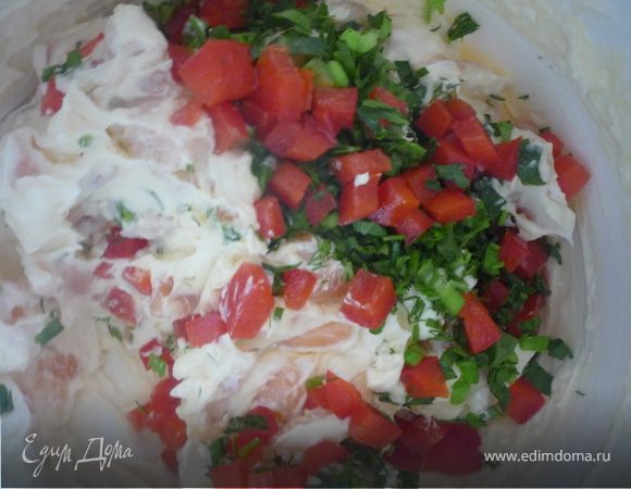 Мелкие отварные очищенные креветки - 150 г (или малосольной красной рыбы или отварных кальмаров), 1/2 красного болгарского перца,яйца (можно без них), добавляем 2 ст. ложка плавленного сыра Viola, смешанного с 1 ст.ложкой сливочного масла, и все  ингредиенты  смешиваем.