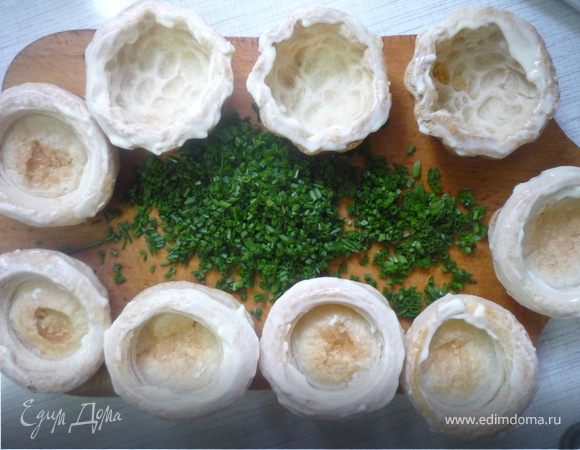 Края волованов смазываем плавленым сыром, окунаем в мелко нашинкованную зелень (у меня шнитт-лук). 