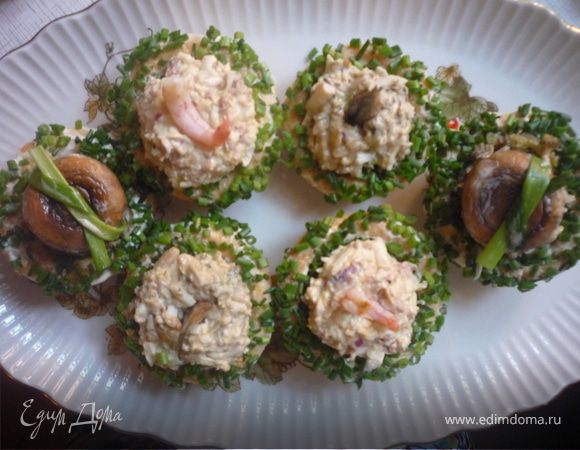 Ложками формируем из начинки шарик и аккуратно кладем в центр. Каждый вид волована украшаем по-разному. 