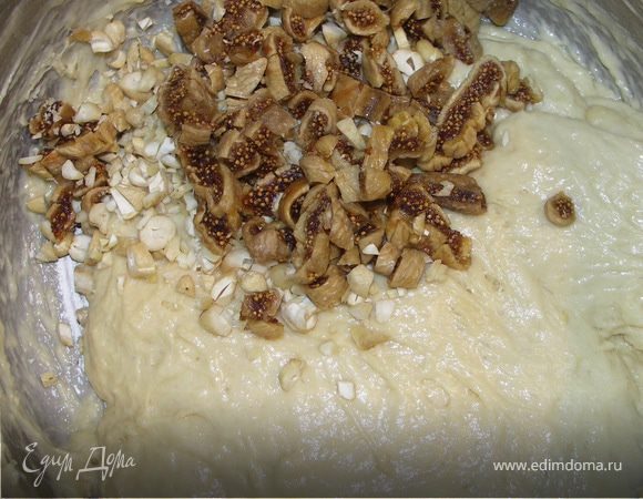 Тесто разделить на три части и в каждую положить свою пару орех-сухофрукты.В одну часть инжир и кешью...