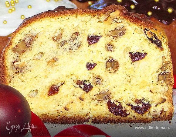 На основном фото разрез кулича с черносливом и грецкими орехами.Мне большой их поклоннице показалось,что это сочетание самое насыщенное по вкусу:)