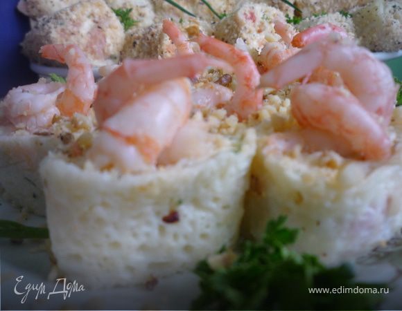 или нарезаем блинчик на 5 частей, кладем на срез, сверху украшаем блинчики с резаными креветками - целыми креветками, а блинчики с лососем - розочками из рыбы. Приятного аппетита!