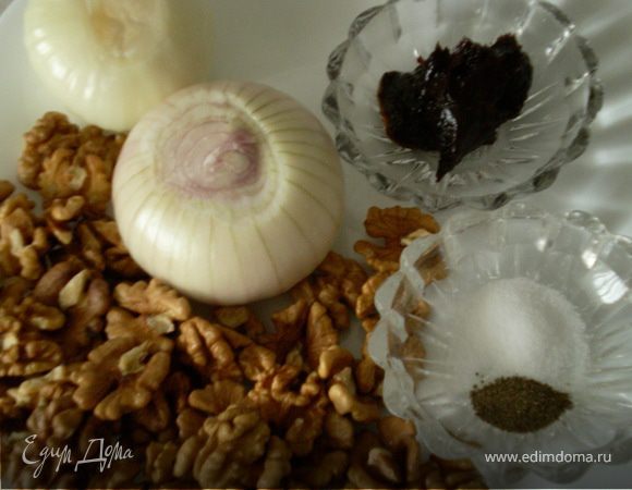 На фото набор продуктов для лявянги:
Красный лук.
Грецкие орехи.
Перец
Сумах
Паста из алычи 
Соль