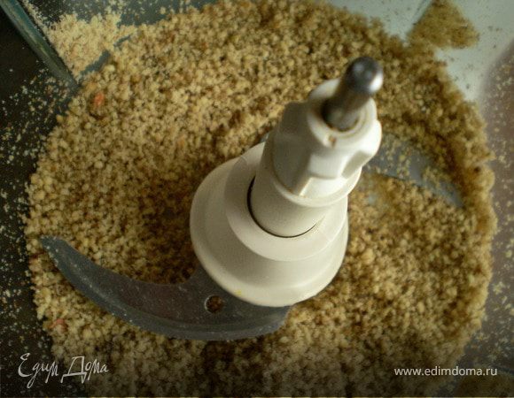 Грецкие орехи измельчить.
