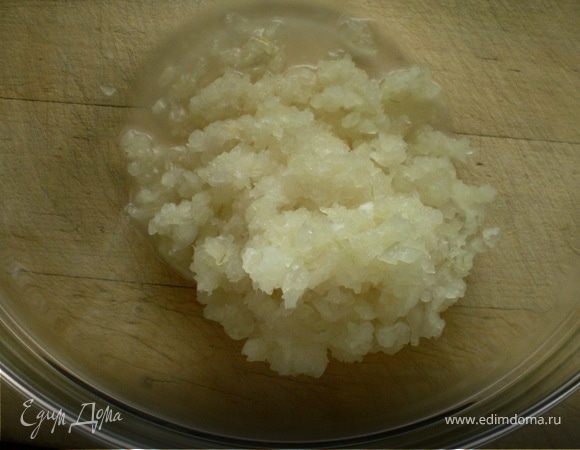 Лук пропустить через мясорубку.