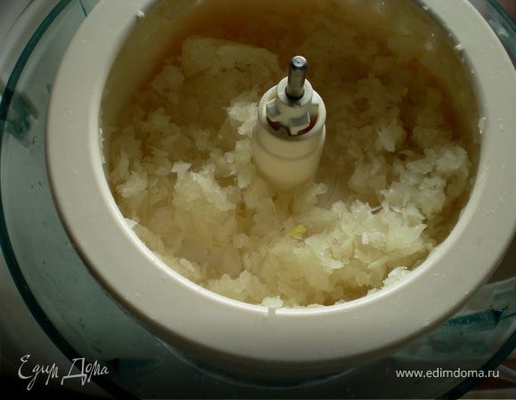 Пропущенный лук отжать через марлю или через макси пресс( очень удобная,нужная вещ).