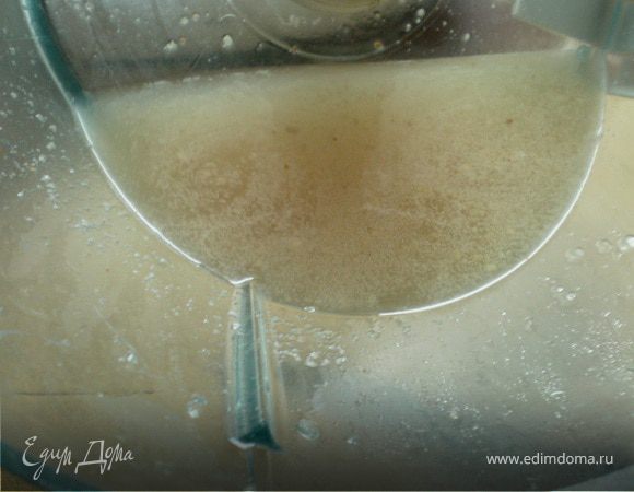 Отжимаем лук для того ,чтобы вытек вес сок(он нам не нужен) и ушла горечь.