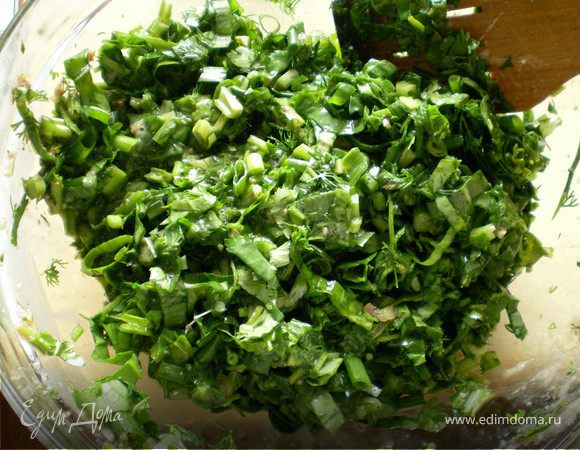 В отдельной посуде взбить 5 яиц,добавить и перемешать нарубленную зелень. Яичная смесь слегка должна пенится.