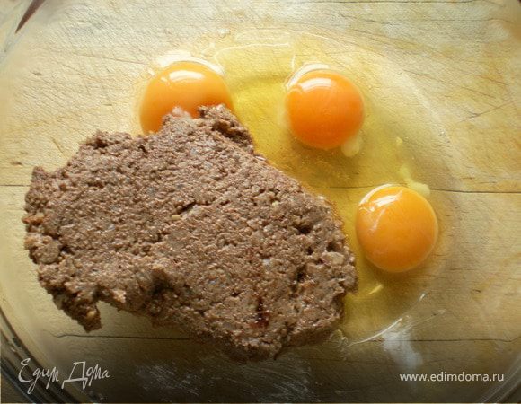 С холодильника достать лявянги.
В отдельной посуде взбить остальные яйца,смешать с лявянги,