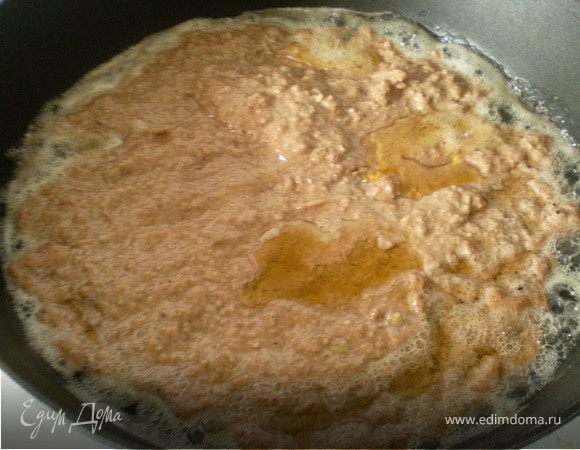 В сковороду вылить яично- ореховую смесь лявянги.Разровнять.Готовить на медленном огне 8-10мин ,под закрытой крышкой.