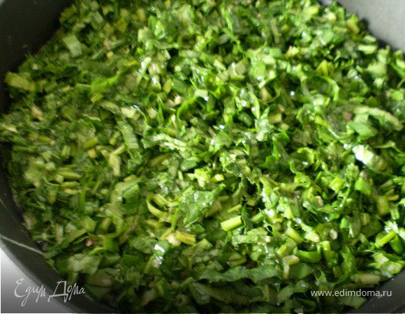 Далее по верх яичной ореховой лявянги залить и разровнять смесь яйцом и зеленью.Готовить под закрытой крышкой 10 мин(до готовности).