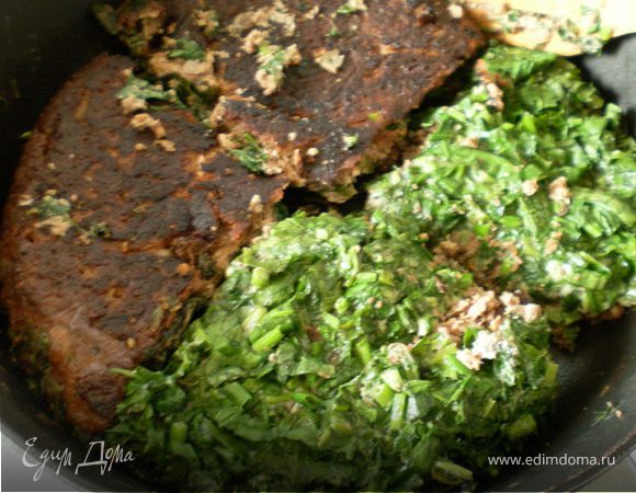 Каждую разделенную часть аккуратно переворачиваем.Готовим еще 5 мин ,без крышки.Процесс переворачивания немножко трудный.Так как масса пока горячая будет очень хрупкой и рассыпчатой.После того как остынет очень легко держать между двумя пальчиками ,как кусочек пирога и легко нанизать на кончик вилки и ножа.