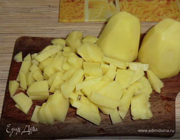 в кастрюльку наливаем воду и ставим на огонь
солим
картофель режем кубиками и опускаем в кипящую воду