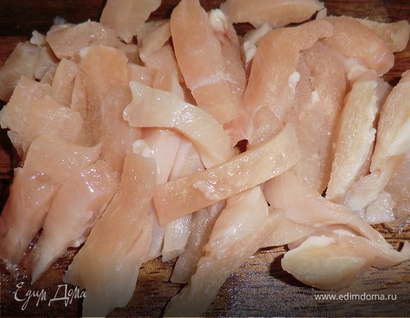 куриное филе режем тонкими кусочками и опускаем вслед за картофелем