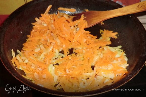 пока курочка и картошечка варится, режем мелко лук и трем на терке морковь и обжариваем их на масле