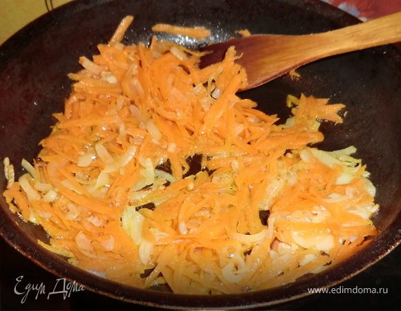 пока курочка и картошечка варится,
режем мелко лук и трем на терке морковь и обжариваем их на масле