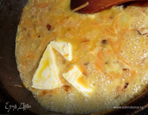 добавляем немного бульона и наш сырок "Виола",можно плавленный в треугольничках или просто плавленный в ванночке, помешиваем до полного растворения