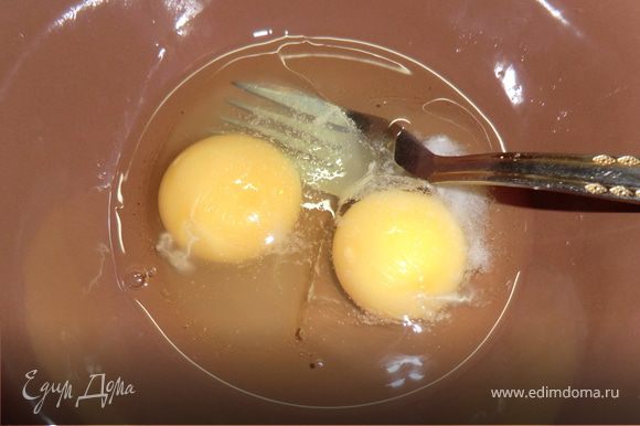 теперь время для клецек(они же -галушки) взбиваем два яйца с солью и добавляем муку, примерно пол-стакана
