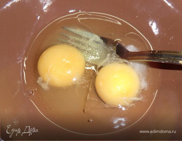 теперь время для клецек(они же -галушки)
взбиваем два яйца с солью и добавляем муку, примерно пол-стакана