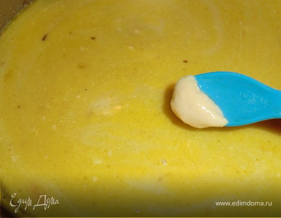 курочка с картофелем уже готовы и мы добавили в суп нашу сырно-овощную заправку
и теперь самой маленькой ложечкой берем по-чуть-чуть тесто и опускаем в бульон, и так все тесто,
нужно это проделать быстренько, чтоб первые не успели разварится,пока мы не разделаемся с последними))))))