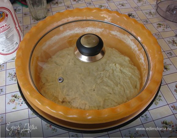 В чашке смешать размягченное сливочное масло с оставшимся сахаром (250гр), добавить опару, ванилин и примерно 1кг муки. Дать тесту подойти два раза. Я для этого чашку с тестом ставлю в чашку большего размера и в зазор между ними наливаю горячей воды. Тесто быстро подходит, а через стеклянную крышку хорошо следить за процессом, не тревожа тесто.