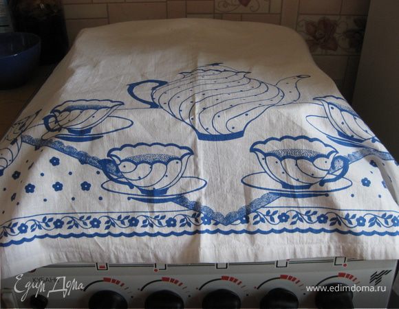 Готовое тесто разложить в формы на 1/3 и поставить в теплое место для подъема. Я ставлю формочки на верх плиты и накрываю салфеткой. Пока духовка прогревается горячий воздух поднимается в верх и формочки стоят в тепле. Не нужно торопится на этом этапе и дать подойти тесту в два три раза (1 час).