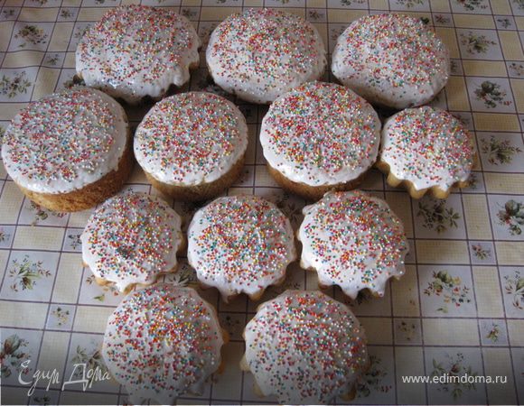 Формочки с поднятым тестом осторожно не дергая и не стукая поставить в духовку и выпекать при 180 градусах 1час. Достать и дать немного отдохнуть выпечке, затем освободить от формочек. Еще теплыми помазать глазурью и украсить.