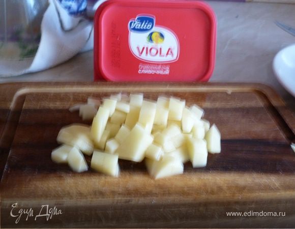 Воду наливаем в кастрюлю и даем ей закипеть. В это время, очищенный картофель режим мелкими кубиками