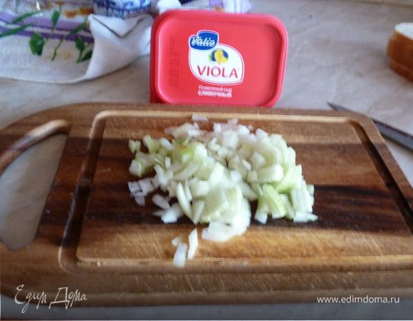 Кладем картофель в кипящую воду.  Режим мелко репчатый лук.